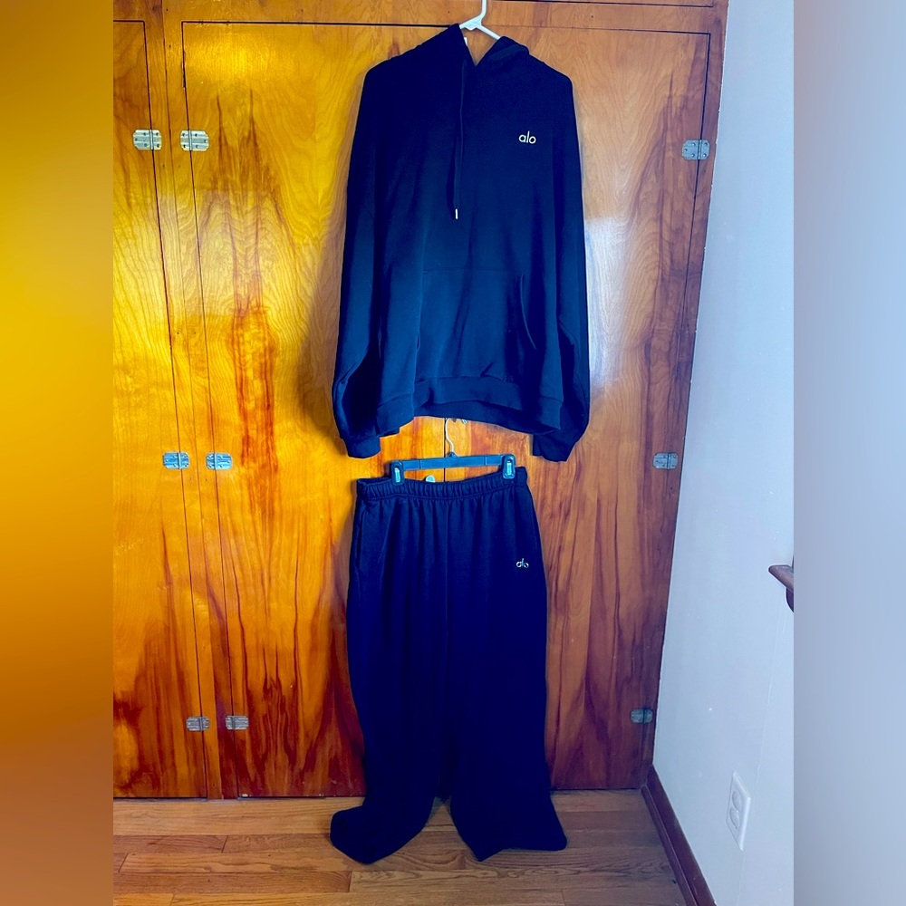 Black accolade hooded sweatshirt and sweatpants